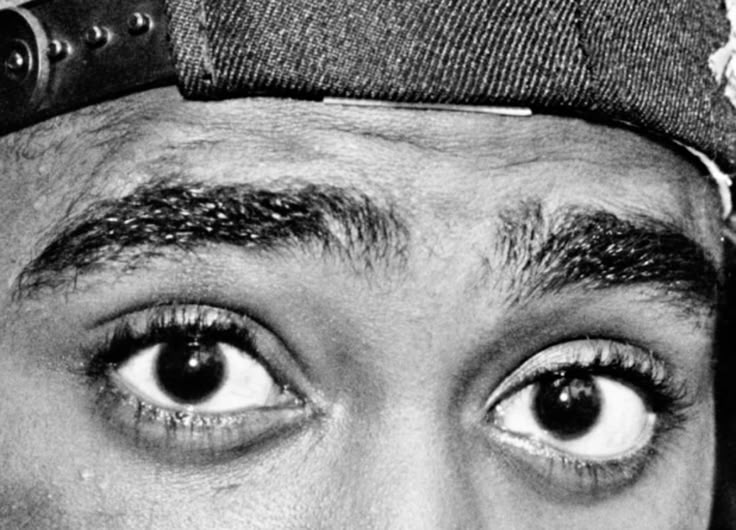 Tupac olhando fixamente para a câmera
