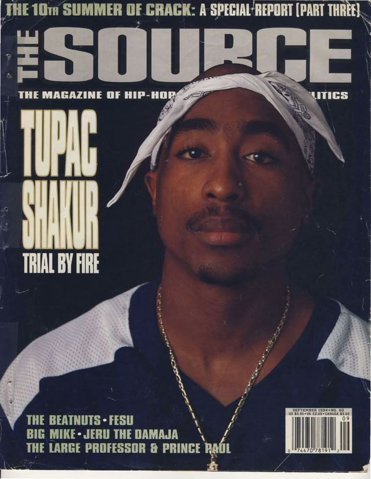 Tupac Shakur na capa da revista The Source, encarando a câmera com expressão séria, usando bandana branca e corrente dourada, representando força e rebeldia em meio ao caos dos anos 90.