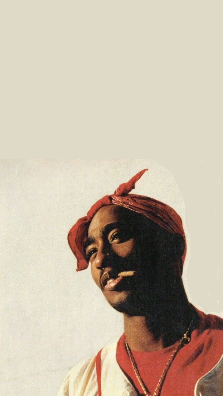 2Pac com a bandana vermelha e charuto